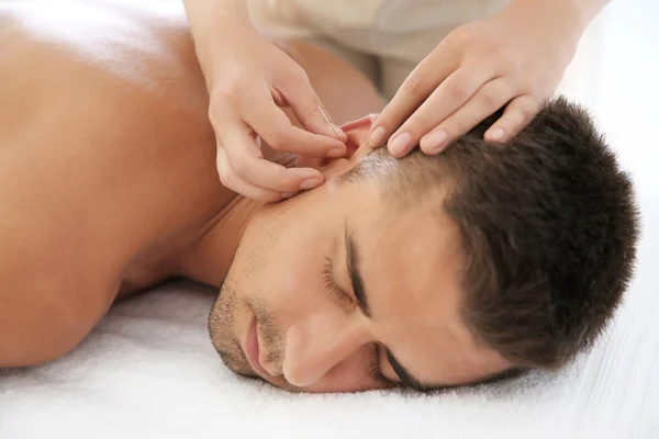 Junger Mann Unterzieht Sich Akupunktur Behandlung Salon Nahaufnahme — Stockfoto