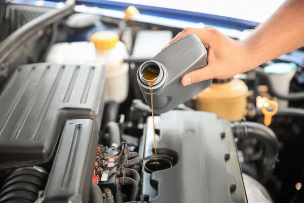 Meccanico Versando Olio Nel Motore Dell Auto Primo Piano — Foto Stock