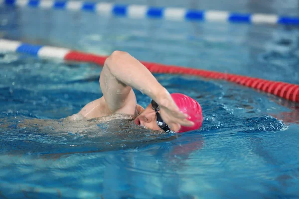 Junger Sportler Schwimmt Pool — Stockfoto