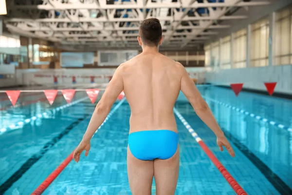 Junger Sportler Steht Der Nähe Von Schwimmbad — Stockfoto