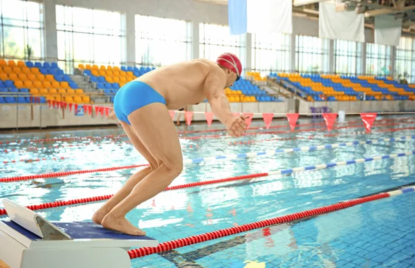 Joven Atlético Saltando Piscina —  Fotos de Stock