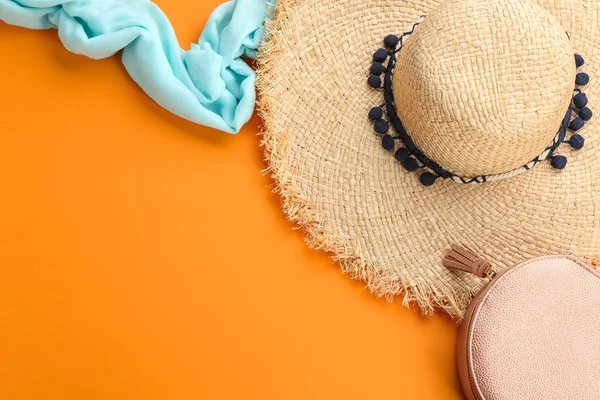 Composición Laica Plana Con Elegante Sombrero Verano Sobre Fondo Color — Foto de Stock