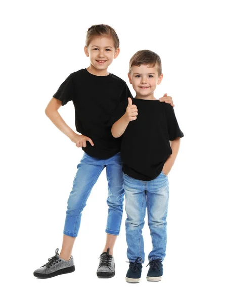 Niños Pequeños Con Camisetas Sobre Fondo Blanco Burla Para Diseño — Foto de Stock