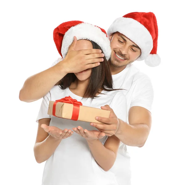 年轻男子赠送礼品盒给女朋友在白色背景 快乐夫妇庆祝圣诞节 — 图库照片
