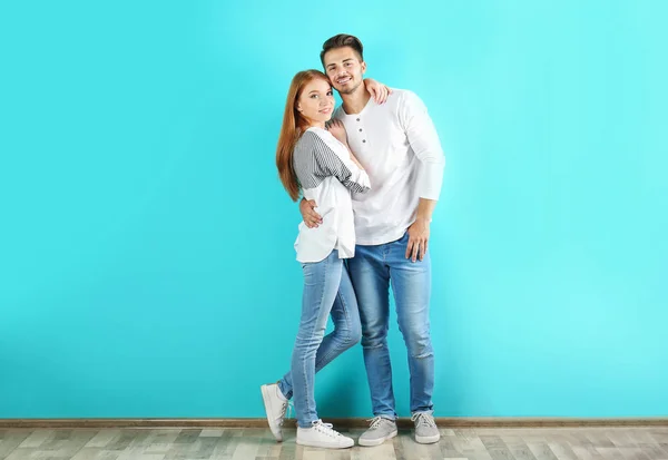 Ungt Par Snygga Jeans Nära Färg Vägg — Stockfoto