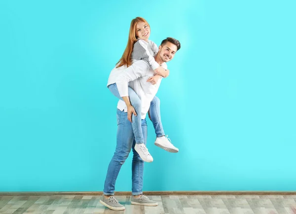 Pasangan Muda Dengan Celana Jeans Gaya Dekat Dinding Warna — Stok Foto