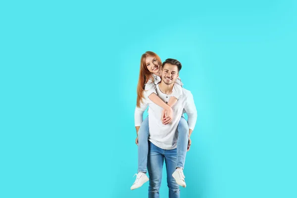 Pareja Joven Jeans Con Estilo Sobre Fondo Color — Foto de Stock