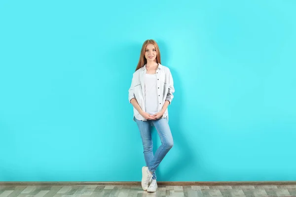 Mujer Joven Jeans Con Estilo Cerca Pared Color — Foto de Stock