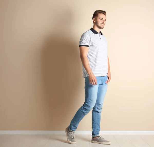 Junger Mann Stylischen Jeans Nahe Lichtwand — Stockfoto