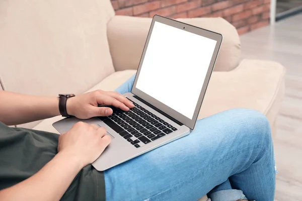 Homem Roupas Casuais Com Laptop Dentro Casa — Fotografia de Stock