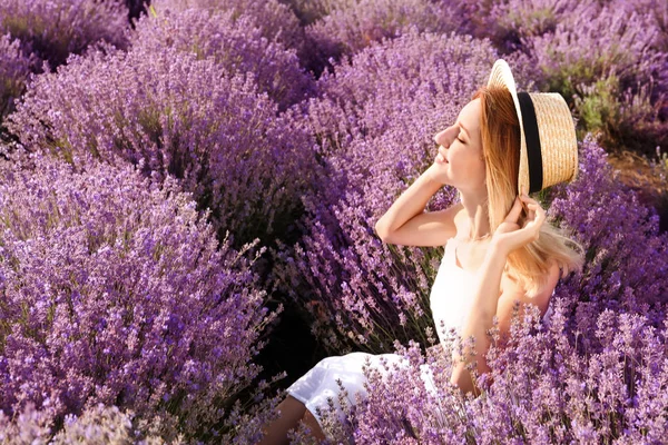 Jonge Vrouw Lavendelveld Zomerdag — Stockfoto