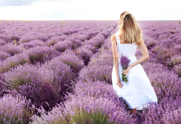 Jonge Vrouw Met Boeket Lavendel Veld — Stockfoto