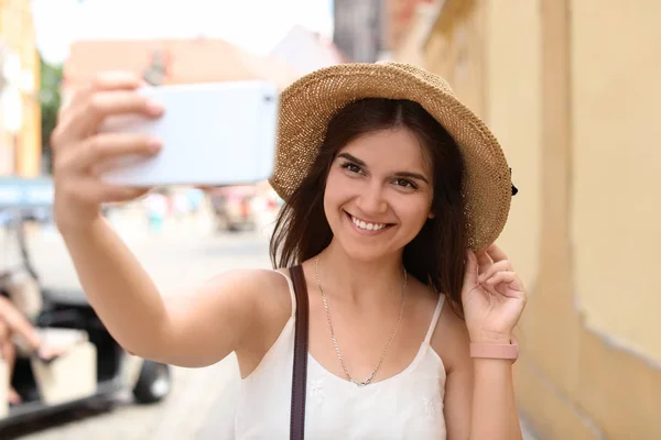 Mujer Joven Tomando Selfie Calle Ciudad — Foto de Stock