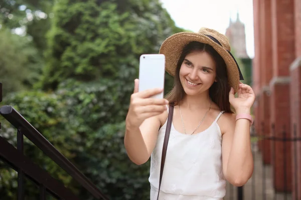 Mujer Joven Tomando Selfie Calle Ciudad — Foto de Stock