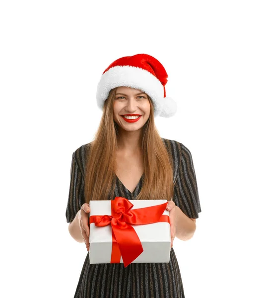 年轻漂亮的女子在圣诞老人的帽子与礼品盒在白色背景 圣诞庆典 — 图库照片