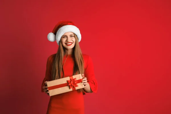 Joven Mujer Hermosa Santa Sombrero Con Caja Regalo Sobre Fondo — Foto de Stock