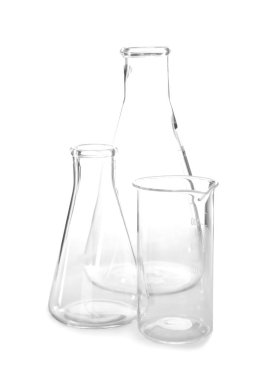 Beyaz arka plan üzerinde boş şişeler. Laboratuvar analiz donanımları