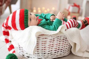 Yılbaşı kostüm evde şirin bebek