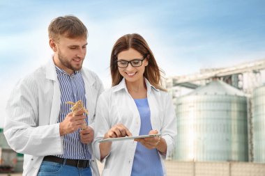 Genç Ziraat modern tahıl ambarları yakın. Tahıl tarım