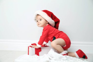 Şirin bebek evde hediye ile yılbaşı kostüm