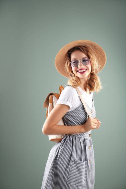 Renk arka plan üzerinde poz güzel ve genç birbayan. Yaz Modası