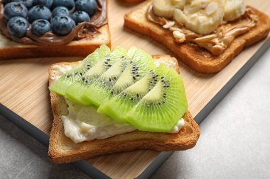 Kivi ahşap tahta, closeup üzerinde tost ekmeği