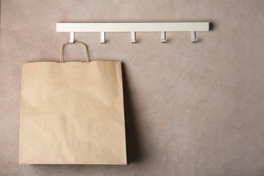 Kağıt alışveriş torbalı renk duvar raf