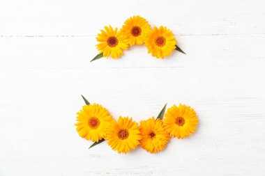 Ahşap arka plan üzerinde kır çiçekleri ile düz yatıyordu kompozisyon