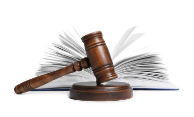 Tahta tokmak ve beyaz arka plan üzerinde kitap. Hukuk kavramı