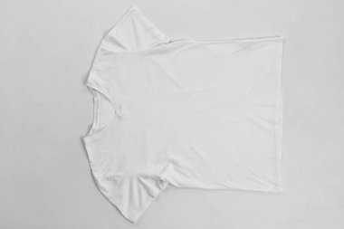 beyaz zemin üzerinde boş t-shirt