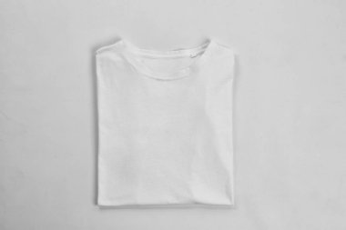 beyaz zemin üzerinde boş t-shirt