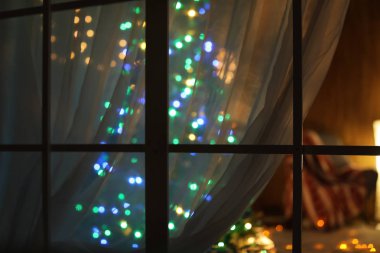 Şık salon iç Noel ışıkları gece pencereden ile bulanık görünüm