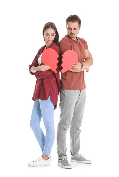 Junges Paar Mit Zerrissenem Papierherz Auf Weißem Hintergrund Beziehungsprobleme — Stockfoto
