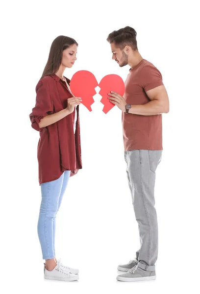 Beyaz Arka Plan Üzerinde Yırtık Kağıt Kalpli Genç Çift Lişki — Stok fotoğraf