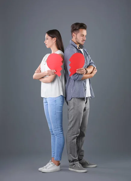 Junges Paar Mit Zerrissenem Papierherz Auf Grauem Hintergrund Beziehungsprobleme — Stockfoto