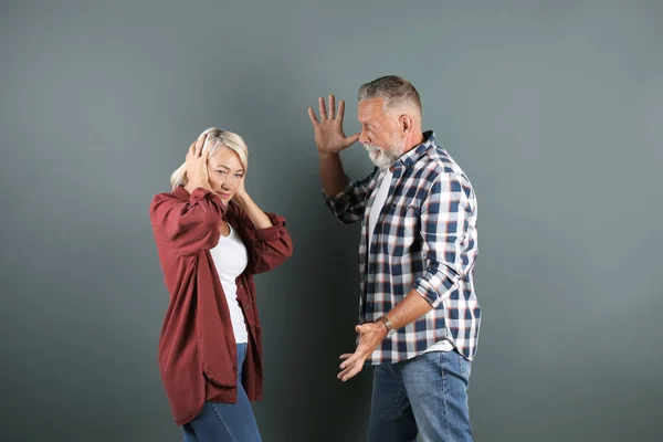 Pareja Madura Discutiendo Sobre Fondo Gris Problemas Relación — Foto de Stock