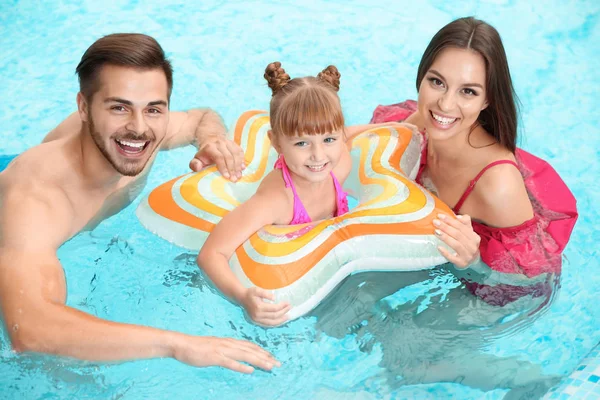 Familia Feliz Con Anillo Inflable Piscina —  Fotos de Stock