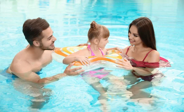 Yüzme Havuzunda Şişme Yüzük Takan Mutlu Bir Aile — Stok fotoğraf