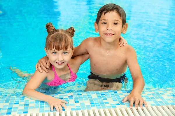 Gelukkige Kinderen Rust Samen Zwembad — Stockfoto