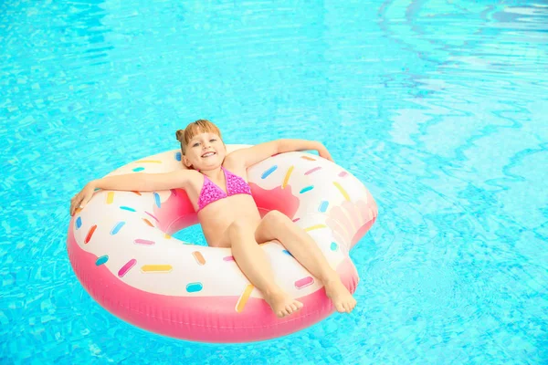 Chica Feliz Relajándose Anillo Inflable Piscina —  Fotos de Stock