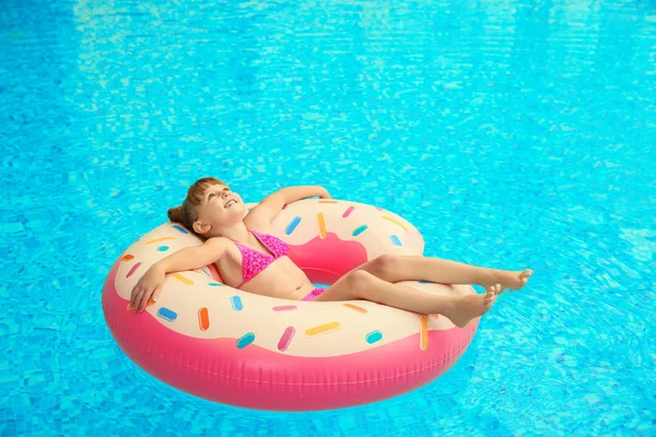 Chica Feliz Relajándose Anillo Inflable Piscina —  Fotos de Stock