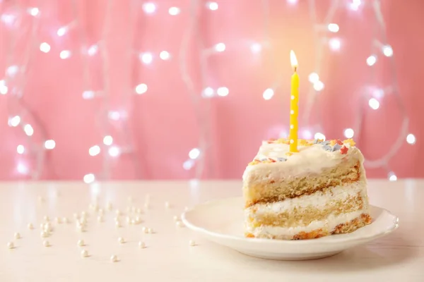 Fatia Delicioso Bolo Aniversário Com Vela Mesa — Fotografia de Stock