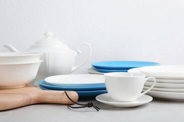 Beyaz Arka Plan Karşı Tablo Dishware Ayarlama — Stok fotoğraf