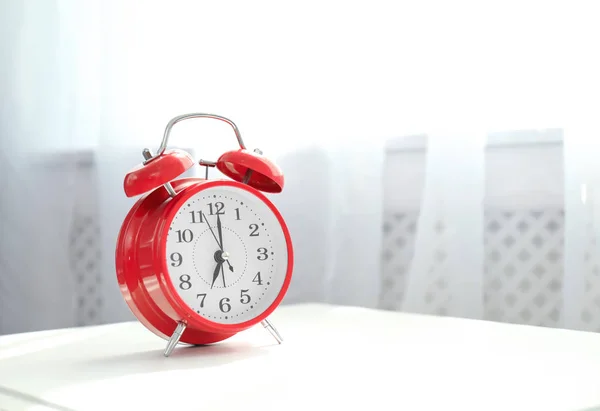 Relógio Alarme Analógico Mesa Dentro Casa Hora Dia — Fotografia de Stock