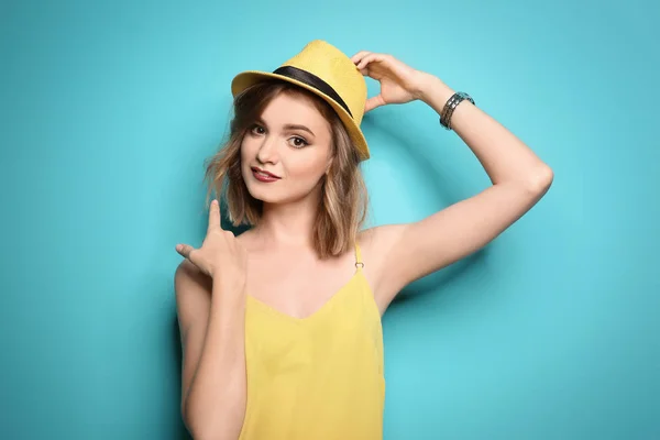 Vacker Ung Kvinna Med Eleganta Hatt Poserar Färg Bakgrunden — Stockfoto