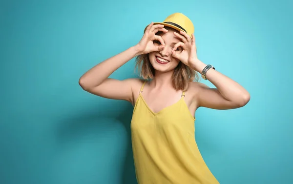 Güzel Genç Kadın Şık Şapka Renk Arka Plan Üzerinde Poz — Stok fotoğraf