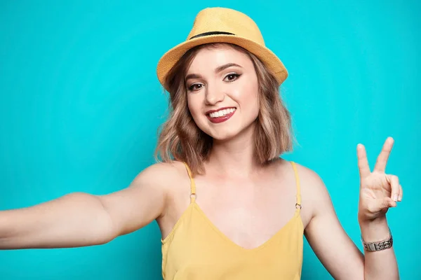 Hermosa Mujer Joven Tomando Selfie Sobre Fondo Color —  Fotos de Stock