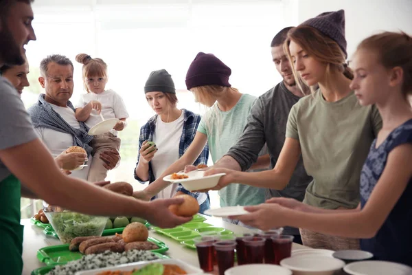 Voluntarios Sirviendo Comida Para Pobres Interior — Foto de Stock