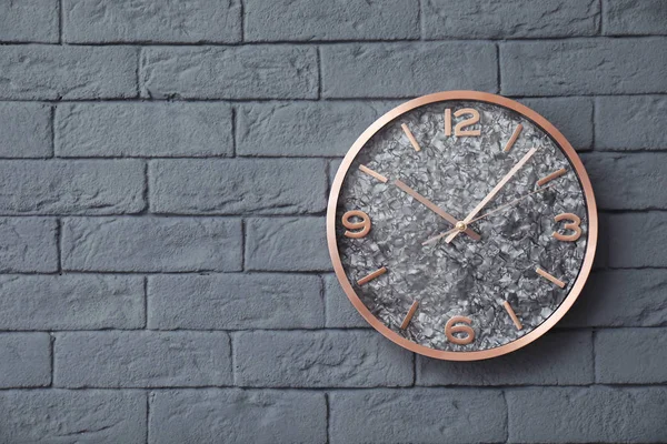 Relógio Moderno Parede Tijolos Conceito Tempo — Fotografia de Stock