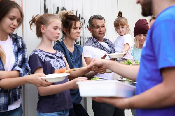 Pobres Que Reciben Comida Voluntarios Aire Libre — Foto de Stock